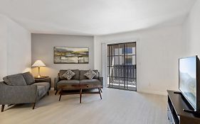 Newly Renovated 2Br Apartment W Pool By Stay Gia